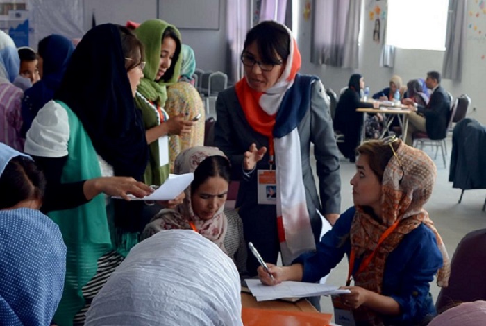 Shogofa at StartUp Girls 2018 discussing ideas with the teams. afghan women startup event 2018 discussion